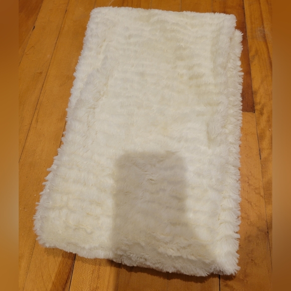 Fluffy white infinity scarf - Picture 2 of 2